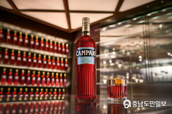 Campari returns to the 77th Festival de Cannes, with Camparino in Galleria, master mixologists, serving up famed cocktails – including the Negroni during aperitivo hour Campari returns to the 77th Festival de Cannes, with Camparino in Galleria, master mixologists, serving up famed cocktails – including the Negroni during aperitivo hour