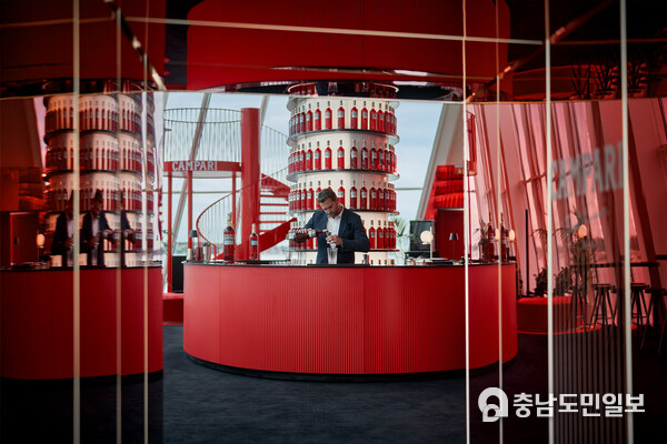 Campari opens its doors once again to the Campari Lounge, located in the Palais des Festival during the 77th Festival de Cannes to host a series of exclusive events Campari opens its doors once again to the Campari Lounge, located in the Palais des Festival during the 77th Festival de Cannes to host a series of exclusive events