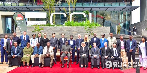 H.E. The President of Kenya, Dr. William S. Ruto (bottom centre), at the commissioning of the CCI Tatu City Call Centre. The new five-story building inside Tatu City represents a US$ 50 million investment into the Kenyan Business Process Outsourcing (BPO) industry. The state-of-the-art facility is Kenya’s largest call centre which promises to invigorate the nation’s economy by creating over 10,000 jobs. Also in attendance were leaders from business and government, including US Ambassador Meg Whitman; Rishi Jatania, CEO of CCI Kenya; Stephen Jennings, Founder & CEO of Rendeavour; Martin Roe, CEO of CCI Global; and Greg Pearson, CEO and co-founder of GREA (credit: Rendeavour). H.E. The President of Kenya, Dr. William S. Ruto (bottom centre), at the commissioning of the CCI Tatu City Call Centre. The new five-story building inside Tatu City represents a US$ 50 million investment into the Kenyan Business Process Outsourcing (BPO) industry. The state-of-the-art facility is Kenya’s largest call centre which promises to invigorate the nation’s economy by creating over 10,000 jobs. Also in attendance were leaders from business and government, including US Ambassador Meg Whitman; Rishi Jatania, CEO of CCI Kenya; Stephen Jennings, Founder & CEO of Rendeavour; Martin Roe, CEO of CCI Global; and Greg Pearson, CEO and co-founder of GREA (credit: Rendeavour).