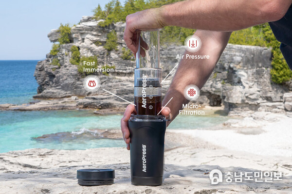 Just in time for summer adventures, the world’s best-rated coffee press unveils complete travel coffee system. Just in time for summer adventures, the world’s best-rated coffee press unveils complete travel coffee system.