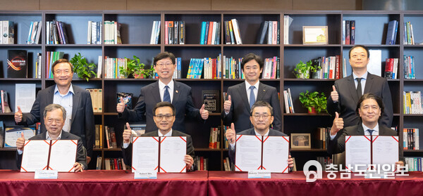 From left to right in the first row are Charles Liang, President and CEO of Supermicro; Robert Wu, President and CEO of SHARP; Makoto Takahashi, Chairman of KDDI; and Norihiko Ishihara, Chairman of Datasection. From left to right in the first row are Charles Liang, President and CEO of Supermicro; Robert Wu, President and CEO of SHARP; Makoto Takahashi, Chairman of KDDI; and Norihiko Ishihara, Chairman of Datasection.
