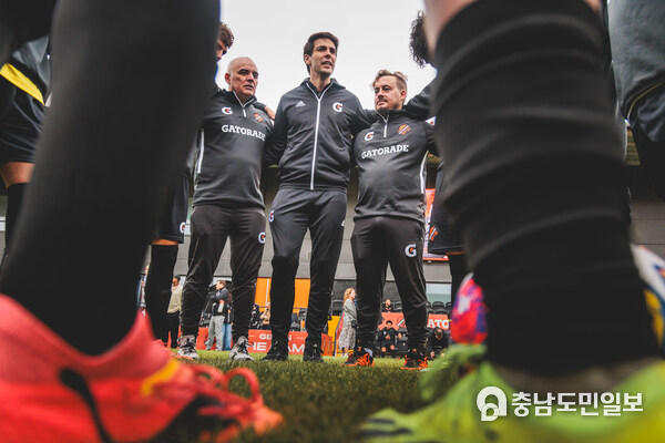 Gatorade has brought football legend Kaka to boost the confidence of the losing team from the 2024 Gatorade 5v5 Finals. Gatorade has brought football legend Kaka to boost the confidence of the losing team from the 2024 Gatorade 5v5 Finals.