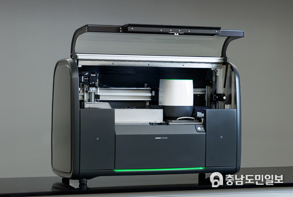The Petrifilm Automated Feeder works with existing Petrifilm Plate Reader Advanced equipment to help labs efficiently process microbial tests and meet food safety standards. The Petrifilm Automated Feeder works with existing Petrifilm Plate Reader Advanced equipment to help labs efficiently process microbial tests and meet food safety standards.
