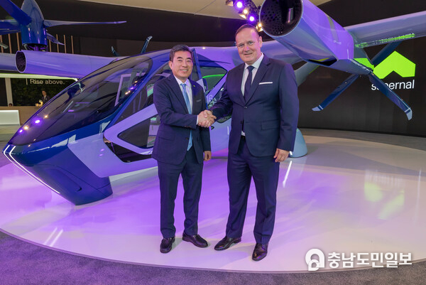 Jaiwon Shin, president of Hyundai Motor Group and CEO of Supernal, and Christophe Lapierre, CEO of Sigma Air Mobility, finalized their collaboration during a signing ceremony in Supernal's chalet at the Farnborough International Airshow. Jaiwon Shin, president of Hyundai Motor Group and CEO of Supernal, and Christophe Lapierre, CEO of Sigma Air Mobility, finalized their collaboration during a signing ceremony in Supernal's chalet at the Farnborough International Airshow.