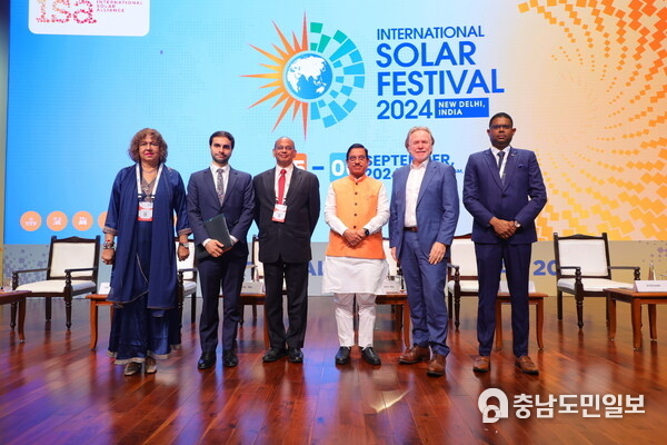 Standing from left to right, H.E. Ms Capaya Rodriguez Gonzalez, Ambassador of the Bolivarian Republic of Venezuela to India, H.E. Damien SYED, Deputy Head of Mission, French Embassy in New Delhi & Hon’ble Co-President of the ISA Assembly, Dr. Ajay Mathur, Director General, ISA Assembly, Mr. Pralhad Joshi, Hon’ble President of the ISA Assembly, H.E. Philip Green, High Commissioner, Australian High Commission, H.E. Arunkoemar Hardien, Ambassador, Embassy of the Republic of Suriname Standing from left to right, H.E. Ms Capaya Rodriguez Gonzalez, Ambassador of the Bolivarian Republic of Venezuela to India, H.E. Damien SYED, Deputy Head of Mission, French Embassy in New Delhi & Hon’ble Co-President of the ISA Assembly, Dr. Ajay Mathur, Director General, ISA Assembly, Mr. Pralhad Joshi, Hon’ble President of the ISA Assembly, H.E. Philip Green, High Commissioner, Australian High Commission, H.E. Arunkoemar Hardien, Ambassador, Embassy of the Republic of Suriname
