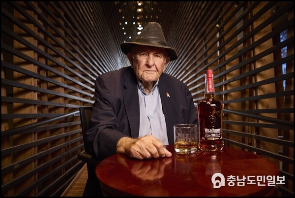 BOURBON LEGEND JIMMY RUSSELL CELEBRATES 7OTH ANNIVERSARY WITH WILD TURKEY® BOURBON, PHOTO BY DANNY CLINCH BOURBON LEGEND JIMMY RUSSELL CELEBRATES 7OTH ANNIVERSARY WITH WILD TURKEY® BOURBON, PHOTO BY DANNY CLINCH