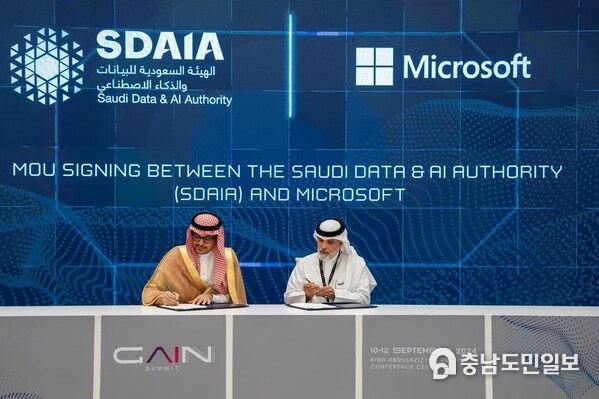 Dr. Yaser bin Mohammed Alonaizan, CEO of the National Center for AI (NCAI) at SDAIA, and Turki Badhris, President of Microsoft Arabia Dr. Yaser bin Mohammed Alonaizan, CEO of the National Center for AI (NCAI) at SDAIA, and Turki Badhris, President of Microsoft Arabia