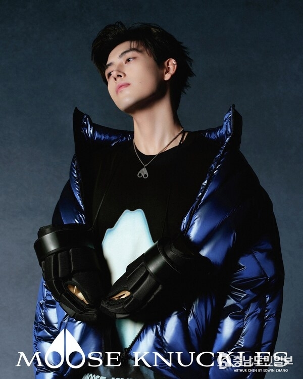 Arthur Chen brings youthful energy to Moose Knuckles’ Fall/Winter 2024 outerwear collection in this striking image by photographer Edwin Zhang Arthur Chen brings youthful energy to Moose Knuckles’ Fall/Winter 2024 outerwear collection in this striking image by photographer Edwin Zhang
