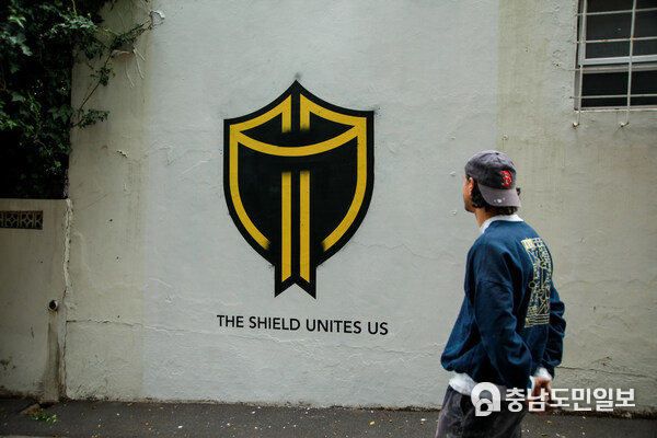 The Shield’s arrival in South Africa saw the emblem come to life on an outstanding mural in trendy Green Point The Shield’s arrival in South Africa saw the emblem come to life on an outstanding mural in trendy Green Point