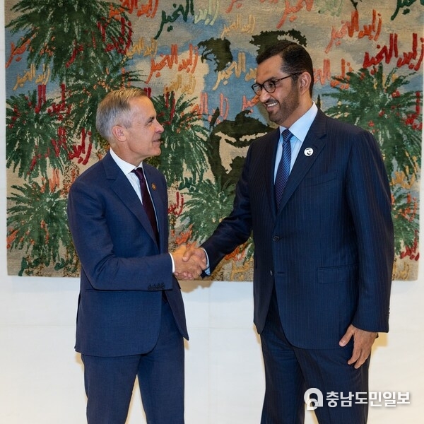 Dr Sultan Al Jaber, UAE Minister of Industry and Advanced Technology, Chairman of Masdar and COP28 President, and Mark Carney, Chair and Head of Transition Investing at Brookfield, meet on the sidelines of the United Nations General Assembly, New York, to finalize Saeta deal. Dr Sultan Al Jaber, UAE Minister of Industry and Advanced Technology, Chairman of Masdar and COP28 President, and Mark Carney, Chair and Head of Transition Investing at Brookfield, meet on the sidelines of the United Nations General Assembly, New York, to finalize Saeta deal.