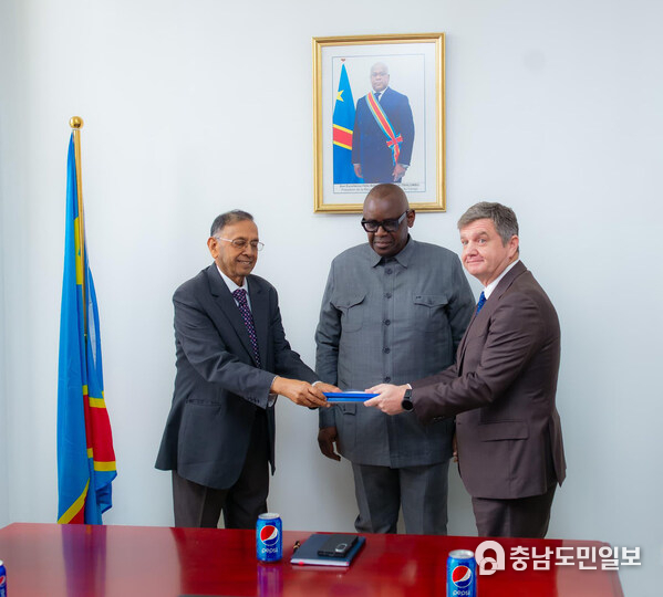 Shankar Iyer, President of Varun Beverages DRC (left), and Chris Barron, Country Head for Rendeavour in DRC (right), formalise the agreement for Varun Beverages to build a USD 50 Million Pepsi Production Facility at Rendeavour’s Kiswishi City Special Economic Zone in DRC. Louis Watum, Minister of Industry and Development of Small and Medium Enterprises (centre). Shankar Iyer, President of Varun Beverages DRC (left), and Chris Barron, Country Head for Rendeavour in DRC (right), formalise the agreement for Varun Beverages to build a USD 50 Million Pepsi Production Facility at Rendeavour’s Kiswishi City Special Economic Zone in DRC. Louis Watum, Minister of Industry and Development of Small and Medium Enterprises (centre).