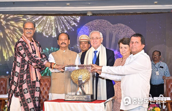 Hon'ble Governor of Odisha, Raghubar Das, Deputy Chief Minister of Odisha, K. V. Singhdeo (left), and Founder of KIIT & KISS, Dr. Achyuta Samanta (extreme right, presenting the prestigious KISS Humanitarian Award to Dr. Ary S. Graça, President of the International Volleyball Federation (FIVB), in Bhubaneswar, Odisha, on October 4. Hon'ble Governor of Odisha, Raghubar Das, Deputy Chief Minister of Odisha, K. V. Singhdeo (left), and Founder of KIIT & KISS, Dr. Achyuta Samanta (extreme right, presenting the prestigious KISS Humanitarian Award to Dr. Ary S. Graça, President of the International Volleyball Federation (FIVB), in Bhubaneswar, Odisha, on October 4.