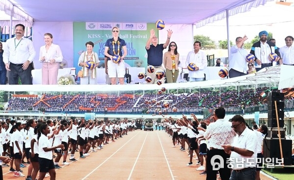 President of International Volleyball Federation (FIVB) Dr. Ary S Graça and US Consul General in Hyderabad Jennifer Larson along with the Founder of KIIT and KISS Dr Achyuta Samanta inaugurating the KISS Volleyball Festival in Bhubaneswar, Odisha on October 4. President of International Volleyball Federation (FIVB) Dr. Ary S Graça and US Consul General in Hyderabad Jennifer Larson along with the Founder of KIIT and KISS Dr Achyuta Samanta inaugurating the KISS Volleyball Festival in Bhubaneswar, Odisha on October 4.