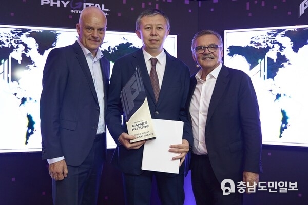 Nis Hatt, CEO of Phygital International (L) and Rene Fasel, Founder of Phygital International, (R) congratulate Yerbol Myrzabossynov (C) on Kazakhstan being selected as host country of the Games of the Future 2026 Nis Hatt, CEO of Phygital International (L) and Rene Fasel, Founder of Phygital International, (R) congratulate Yerbol Myrzabossynov (C) on Kazakhstan being selected as host country of the Games of the Future 2026