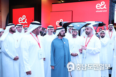 CEO of e& UAE, Masood M. Sharif Mahmood, and CEO of e& life and e& international Khalifa Al Shamsi, with His Highness Sheikh Mohammed bin Rashid Al Maktoum, Vice President and Prime Minister of the United Arab Emirates and Ruler of Dubai at GITEX Global CEO of e& UAE, Masood M. Sharif Mahmood, and CEO of e& life and e& international Khalifa Al Shamsi, with His Highness Sheikh Mohammed bin Rashid Al Maktoum, Vice President and Prime Minister of the United Arab Emirates and Ruler of Dubai at GITEX Global