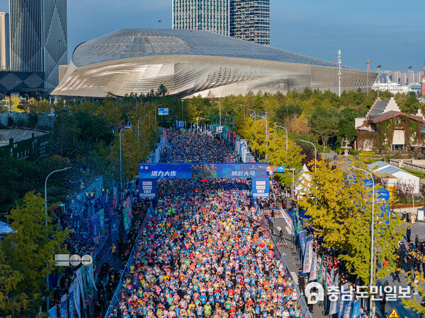 The 34th Dalian Marathon witnessed 30,000 participants start the race at the sound of the starting gun. The 34th Dalian Marathon witnessed 30,000 participants start the race at the sound of the starting gun.