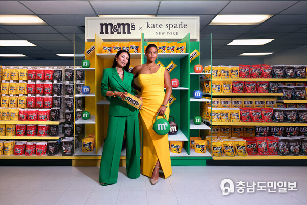 The M&M’S x kate spade new york Capsule Collection infuses the M&M’S iconic packaging and colorful candy shells with the distinctive kate spade new york design and superior craftsmanship to offer colorful fun through one-of-a-kind pieces. The M&M’S x kate spade new york Capsule Collection infuses the M&M’S iconic packaging and colorful candy shells with the distinctive kate spade new york design and superior craftsmanship to offer colorful fun through one-of-a-kind pieces.