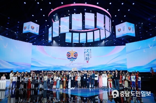 Contestants of the 4th “Chinese Bridge” Chinese Show for Foreign Primary School Students Finals pose for photos Contestants of the 4th “Chinese Bridge” Chinese Show for Foreign Primary School Students Finals pose for photos