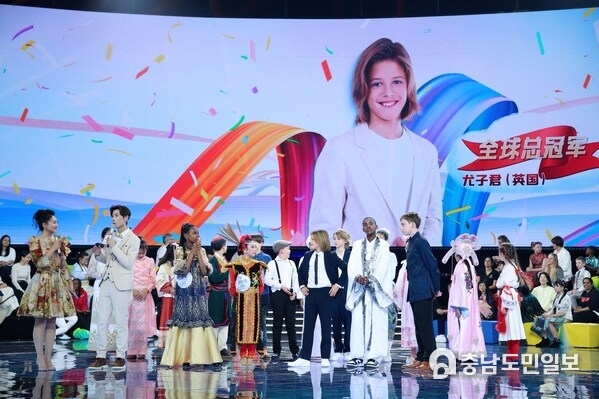 Solo Uniacke from the UK wins the global champion of the 4th “Chinese Bridge” Chinese Show for Foreign Primary School Students Solo Uniacke from the UK wins the global champion of the 4th “Chinese Bridge” Chinese Show for Foreign Primary School Students