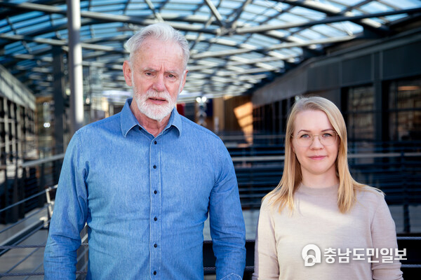 Kari Stefansson CEO of deCODE genetics and senior author on the paper in Nature Genetics, with Erna V. Ivarsdottir scientists at deCODE genetics and first author. Kari Stefansson CEO of deCODE genetics and senior author on the paper in Nature Genetics, with Erna V. Ivarsdottir scientists at deCODE genetics and first author.
