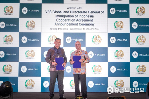 Mr. Silmy Karim, Director General of Immigration of Indonesia, and Mr. Kaushik Ghosh, Head – Australasia, VFS Global, at the Indonesia e-Visa on Arrival Cooperation Agreement Announcement Ceremony in Jakarta on 16 October 2024 Mr. Silmy Karim, Director General of Immigration of Indonesia, and Mr. Kaushik Ghosh, Head – Australasia, VFS Global, at the Indonesia e-Visa on Arrival Cooperation Agreement Announcement Ceremony in Jakarta on 16 October 2024
