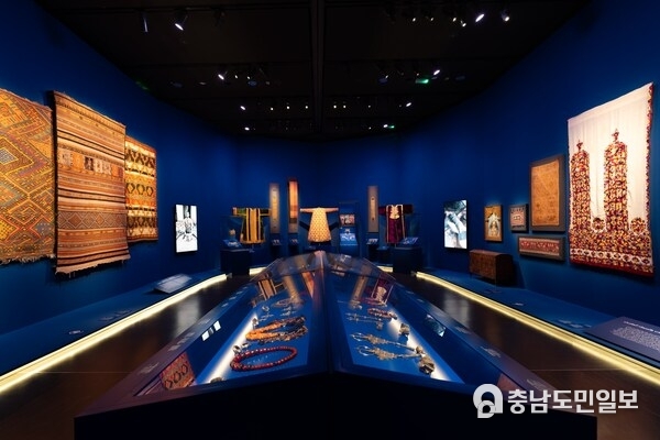 Splendours of the Atlas: A Voyage Through Morocco’s Heritage installation image. Courtesy of Qatar Museums. Splendours of the Atlas: A Voyage Through Morocco’s Heritage installation image. Courtesy of Qatar Museums.