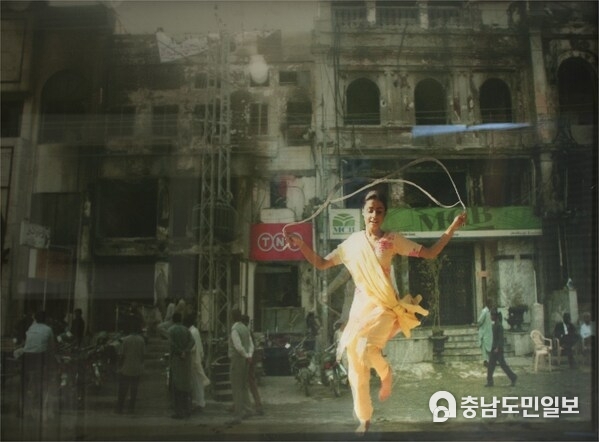 Farida Batool, Nai Reesan Shehr Lahore Diyan (2006), Lenticular Print, 81 x 162 cm, Naazish Ata-Ullah Collection, Courtesy of the Artist. Farida Batool, Nai Reesan Shehr Lahore Diyan (2006), Lenticular Print, 81 x 162 cm, Naazish Ata-Ullah Collection, Courtesy of the Artist.