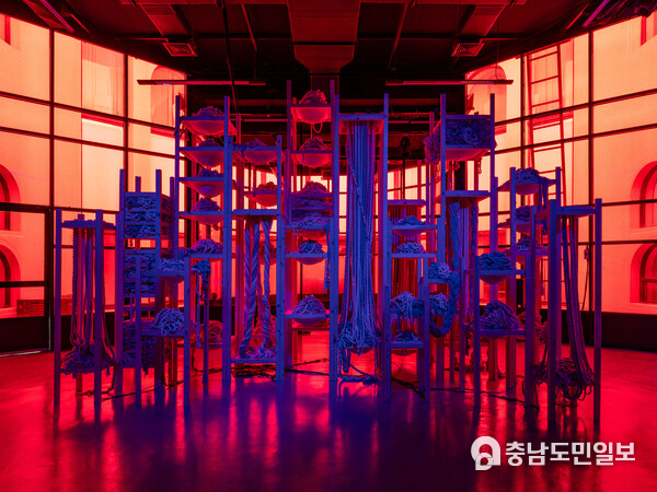 PAAD Biennial 24 Afra Al Dhaheri – D-constructing Collective Exhaustion, Public Art Abu Dhabi Biennial 2024 – 2025, © Lance Gerber PAAD Biennial 24 Afra Al Dhaheri – D-constructing Collective Exhaustion, Public Art Abu Dhabi Biennial 2024 – 2025, © Lance Gerber