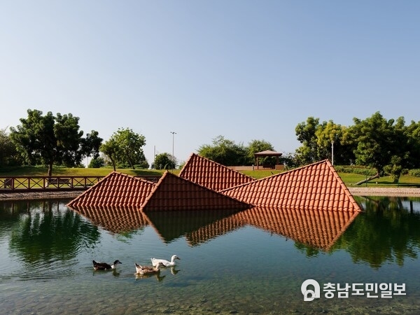 PAAD Biennial 24 Seema Nusrat – Floating Fragments, Public Art Abu Dhabi Biennial 2024 – 2025, © Lance Gerber PAAD Biennial 24 Seema Nusrat – Floating Fragments, Public Art Abu Dhabi Biennial 2024 – 2025, © Lance Gerber