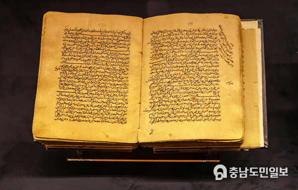 From all over the world, visitors explore the heritage of manuscripts and their rich history at the #SaudiManuscriptsExhibition From all over the world, visitors explore the heritage of manuscripts and their rich history at the #SaudiManuscriptsExhibition