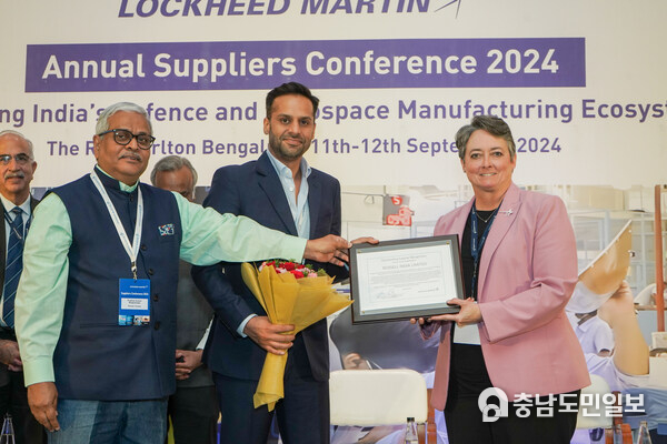 From left to right: Prabhat Bhagvandas, CEO – Rossell Techsys Inc., Rishab Gupta, Managing Director – Rossell Techsys Limited, Abby Lilly,VP - Global Supply Chain – Lockheed Martin Rossell Techsys-LM Award From left to right: Prabhat Bhagvandas, CEO – Rossell Techsys Inc., Rishab Gupta, Managing Director – Rossell Techsys Limited, Abby Lilly,VP - Global Supply Chain – Lockheed Martin Rossell Techsys-LM Award