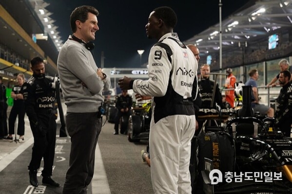 Director Joe Kosinski and star Damson Idris on the set of Apple Original Films’ “F1” at the Yas marina Circuit, home of the Abu Dhabi Grand Prix Director Joe Kosinski and star Damson Idris on the set of Apple Original Films’ “F1” at the Yas marina Circuit, home of the Abu Dhabi Grand Prix