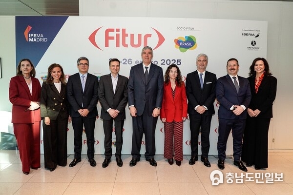 From left to right: María Valcarce, Director of FITUR; Almudena Maíllo del Valle, Head of the Madrid City Council’s Tourism Delegation; Daniel Martínez, Executive Vice President of IFEMA MADRID; Marco Sansavini, President of Iberia and Chairman of the FITUR Organizing Committee; José Vicente de los Mozos, Chairman of the Executive Committee of IFEMA MADRID; Rosario Sánchez, Secretary of State for Tourism; Orlando Leite Ribeiro, Ambassador of Brazil; Mariano de Paco, Deputy Minister of Culture, Tourism, and Sports of the Community of Madrid; and Arancha Priede, General Director of Trade Fairs and Congresses at IFEMA MADRID. From left to right: María Valcarce, Director of FITUR; Almudena Maíllo del Valle, Head of the Madrid City Council’s Tourism Delegation; Daniel Martínez, Executive Vice President of IFEMA MADRID; Marco Sansavini, President of Iberia and Chairman of the FITUR Organizing Committee; José Vicente de los Mozos, Chairman of the Executive Committee of IFEMA MADRID; Rosario Sánchez, Secretary of State for Tourism; Orlando Leite Ribeiro, Ambassador of Brazil; Mariano de Paco, Deputy Minister of Culture, Tourism, and Sports of the Community of Madrid; and Arancha Priede, General Director of Trade Fairs and Congresses at IFEMA MADRID.