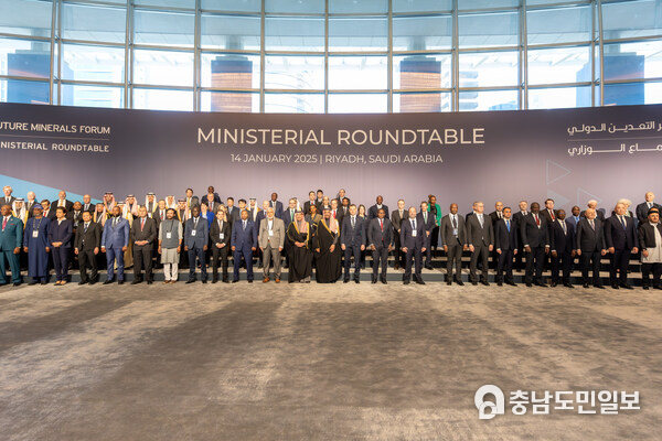 Government representatives from 89 countries gathered at the fourth edition of the Future Minerals Forum’s Ministerial Roundtable to bolster international collaboration in producing the critical minerals essential for the energy transition. Government representatives from 89 countries gathered at the fourth edition of the Future Minerals Forum’s Ministerial Roundtable to bolster international collaboration in producing the critical minerals essential for the energy transition.
