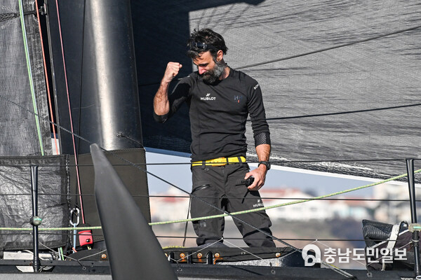 LES SABLES D’OLONNE, FRANCE - FEBRUARY 03, 2025 : Hublot skipper Alan Roura (SUI) is photographed after taking 18th place in the Vendee Globe, on February 03, 2025 in Les Sables d'Olonne, France - (Photo by Vincent Curutchet / Alea) LES SABLES D’OLONNE, FRANCE - FEBRUARY 03, 2025 : Hublot skipper Alan Roura (SUI) is photographed after taking 18th place in the Vendee Globe, on February 03, 2025 in Les Sables d'Olonne, France - (Photo by Vincent Curutchet / Alea)