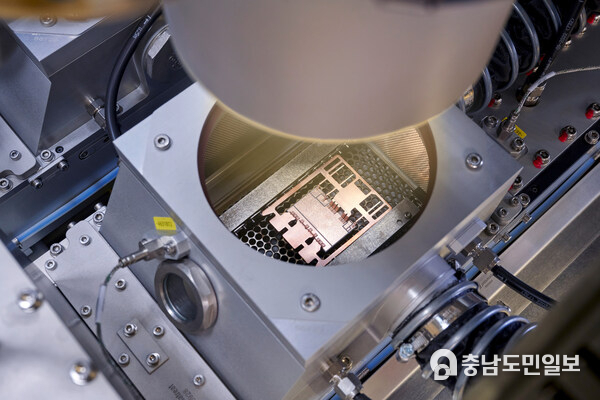 Whether power modules, semiconductors or chips - oxide layers can be removed from metal electronic components in a matter of seconds by plasma treatment, thus supporting high-quality and durable end products. (Copyright Plasmatreat GmbH) Whether power modules, semiconductors or chips - oxide layers can be removed from metal electronic components in a matter of seconds by plasma treatment, thus supporting high-quality and durable end products. (Copyright Plasmatreat GmbH)