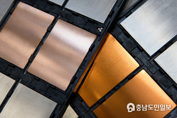 Comparison of copper plates treated in the REDOX-Tool (left) and oxidized copper plates (right). The difference between the copper plates without and with oxide layer is clearly visible. (Copyright: Plasmatreat GmbH) Comparison of copper plates treated in the REDOX-Tool (left) and oxidized copper plates (right). The difference between the copper plates without and with oxide layer is clearly visible. (Copyright: Plasmatreat GmbH)