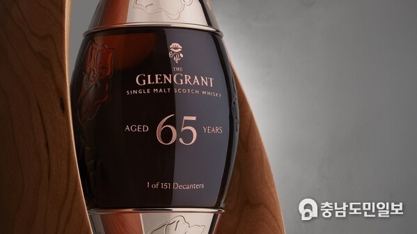 The Glen Grant 65-Year-Old is presented in 151 handcrafted decanters designed by John Galvin and Glasstorm, each uniquely designed as a Mobius strip seed pod—a continuous, flowing loop symbolizing the timelessness of nature. The Glen Grant 65-Year-Old is presented in 151 handcrafted decanters designed by John Galvin and Glasstorm, each uniquely designed as a Mobius strip seed pod—a continuous, flowing loop symbolizing the timelessness of nature.