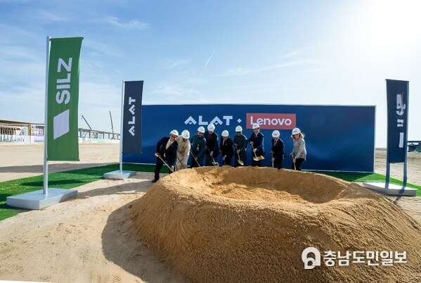 Alat and Lenovo's groundbreaking moment to build a 200,000 sqm facility at Riyadh Integrated, which is operated and developed by the Special Integrated Logistics Zone (SILZ). Alat and Lenovo's groundbreaking moment to build a 200,000 sqm facility at Riyadh Integrated, which is operated and developed by the Special Integrated Logistics Zone (SILZ).