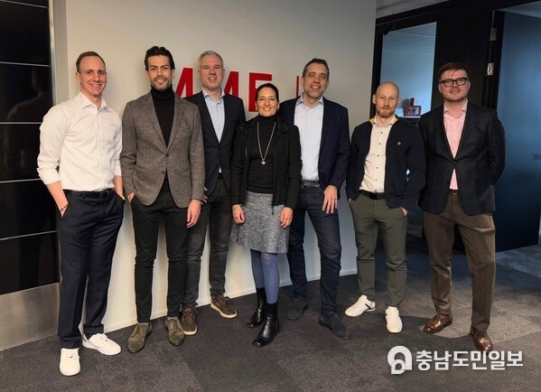 Transaction successfully closed, from left to right: Florian Angstmann, MME Legal, Fabio Fagagnini, CEO of Healthcare Holding Schweiz AG, Fabian Kroeher, President of the Board of Healthcare Holding Schweiz AG, Carina Kandrian, Founder of Effectum Medical AG, Michael Eggimann, Board Member of Effectum Medical AG, Philipp Pielmeier, CFO of Healthcare Holding Schweiz AG, Gregory Budakov, Managing Director M&A of Healthcare Holding Schweiz AG Transaction successfully closed, from left to right: Florian Angstmann, MME Legal, Fabio Fagagnini, CEO of Healthcare Holding Schweiz AG, Fabian Kroeher, President of the Board of Healthcare Holding Schweiz AG, Carina Kandrian, Founder of Effectum Medical AG, Michael Eggimann, Board Member of Effectum Medical AG, Philipp Pielmeier, CFO of Healthcare Holding Schweiz AG, Gregory Budakov, Managing Director M&A of Healthcare Holding Schweiz AG