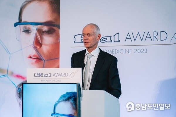 Prof. Ralph Adolphs, the Bren Professor of Psychology, Neuroscience and Biology, and Director of the Emotion and Social Cognition Lab, at the California Institute of Technology (Caltech), USA, and President of the Jury for the BIAL Award in Biomedicine Prof. Ralph Adolphs, Bren Professor of Psychology, Neuroscience and Biology, and Director of the Emotion and Social Cognition Lab at the California Institute of Technology (Caltech), USA, and President of the Jury for the BIAL Award in Biomedicine