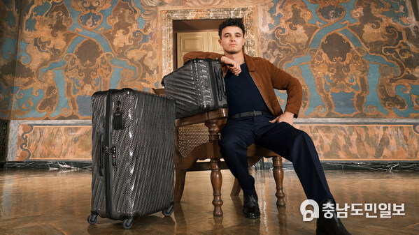 Lando Norris with 19 Degree Lite International 4 Wheeled Carry-On and Extended Trip 4 Wheeled Packing Case in Black Graphite Lando Norris with 19 Degree Lite International 4 Wheeled Carry-On and Extended Trip 4 Wheeled Packing Case in Black Graphite