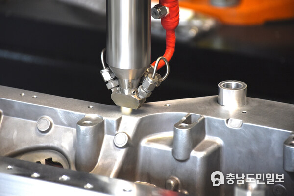PlasmaPlus AntiCorr coating on a battery housing to avoid infiltration corrosion. (Copyright: Plasmatreat GmbH) PlasmaPlus AntiCorr coating on a battery housing to avoid infiltration corrosion. (Copyright: Plasmatreat GmbH)