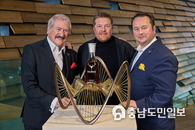 Richard Paterson OBE, Master Distiller, The Dalmore with Luminary No.3, Ben Dobbin of Foster + Partners and Gregg Glass, Master Whisky Maker, The Dalmore, pictured with The Dalmore Luminary 2025 Edition – The Rare - at V&A Dundee Richard Paterson OBE, Master Distiller, The Dalmore with Luminary No.3, Ben Dobbin of Foster + Partners and Gregg Glass, Master Whisky Maker, The Dalmore, pictured with The Dalmore Luminary 2025 Edition – The Rare - at V&A Dundee