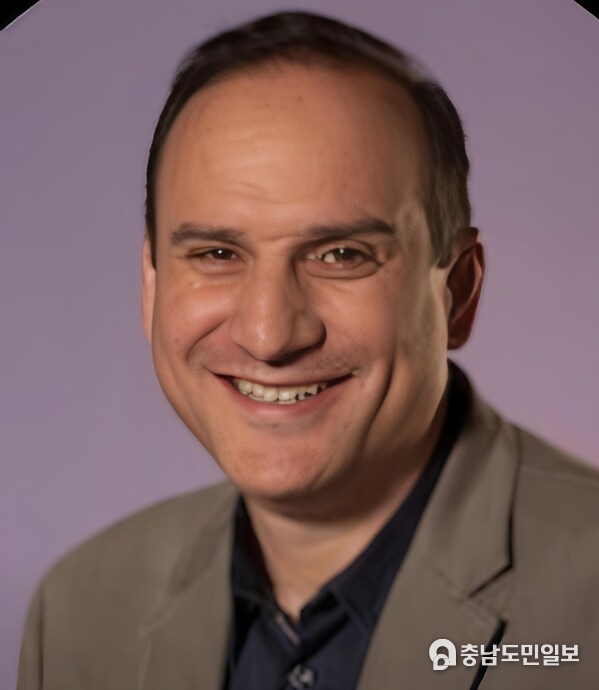 David Andreadakis, the new Chief Commercial Officer at Loyalty Juggernaut (LJI), will lead the charge in expanding the company's market presence in loyalty platform technology. David Andreadakis, the new Chief Commercial Officer at Loyalty Juggernaut (LJI), will lead the charge in expanding the company's market presence in loyalty platform technology.