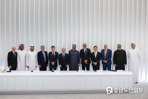 From left to right: M. Edelman, G42; HH Sheikh Tahnoon bin Zayed Al Nahyan, National Security Adviser, Deputy Ruler of Abu Dhabi; HH Sheikh Hamdan bin Mohammed Al Maktoum, Crown Prince of Dubai, Deputy PM; J. Huang, NVIDIA; S. Altman, OpenAI; M. Son, SoftBank Group; HH Sheikh Mohamed bin Zayed Al Nahyan, UAE President; J. Patel, Cisco; P. Xiao, G42; M. Sicilia, Oracle; HH Sheikh Khaled bin Mohamed bin Zayed Al Nahyan, Crown Prince of Abu Dhabi; HE Khaldoon Al Mubarak, Mubadala Investment Co. From left to right: M. Edelman, G42; HH Sheikh Tahnoon bin Zayed Al Nahyan, National Security Adviser, Deputy Ruler of Abu Dhabi; HH Sheikh Hamdan bin Mohammed Al Maktoum, Crown Prince of Dubai, Deputy PM; J. Huang, NVIDIA; S. Altman, OpenAI; M. Son, SoftBank Group; HH Sheikh Mohamed bin Zayed Al Nahyan, UAE President; J. Patel, Cisco; P. Xiao, G42; M. Sicilia, Oracle; HH Sheikh Khaled bin Mohamed bin Zayed Al Nahyan, Crown Prince of Abu Dhabi; HE Khaldoon Al Mubarak, Mubadala Investment Co.