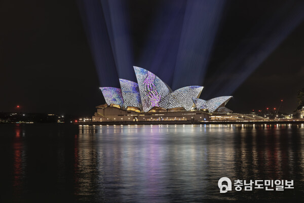 Vivid Sydney 2025, Sydney Opera House Lighting Of The Sails. Kiss Of Light by David McDiarmid. Credit - Destination NSW Vivid Sydney 2025, Sydney Opera House Lighting Of The Sails. Kiss Of Light by David McDiarmid. Credit - Destination NSW