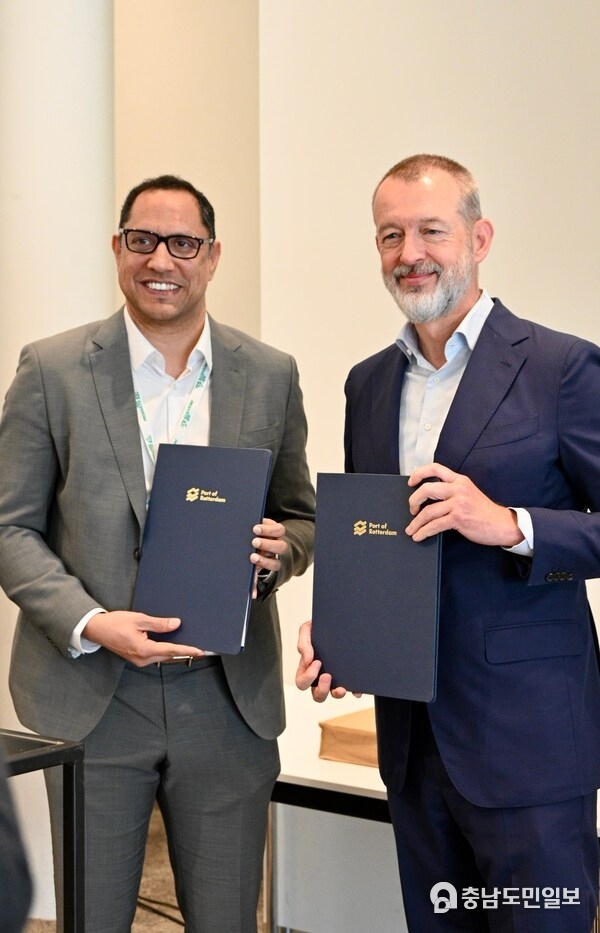 Gautam Reddy, CEO, AM Green Ammonia with Boudewijn Siemons, CEO, Port of Rotterdam during the MoU signing Gautam Reddy, CEO, AM Green Ammonia with Boudewijn Siemons, CEO, Port of Rotterdam during the MoU signing