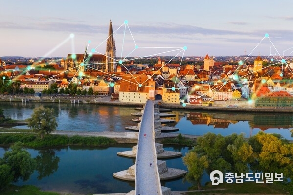 Regensburg Netz GmbH partners with Corinex to deploy broadband over power lines (BPL), enabling real-time grid transparency and future flexibility to support the integration of electric vehicles and renewable energy sources. Regensburg Netz GmbH partners with Corinex to deploy broadband over power lines (BPL), enabling real-time grid transparency and future flexibility to support the integration of electric vehicles and renewable energy sources.