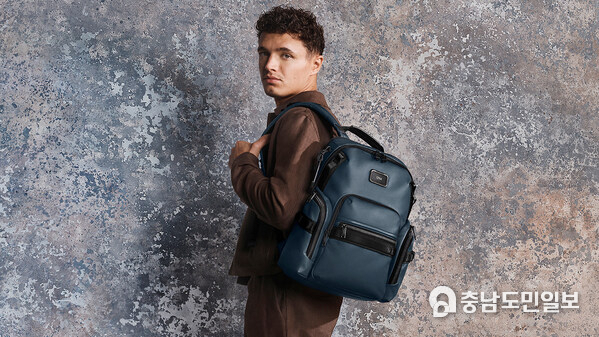 Lando Norris pictured with the Alpha Bravo Navigation Backpack in Navy Coated Canvas. (PRNewsFoto/Tumi, Inc.) Lando Norris pictured with the Alpha Bravo Navigation Backpack in Navy Coated Canvas. (PRNewsFoto/Tumi, Inc.)